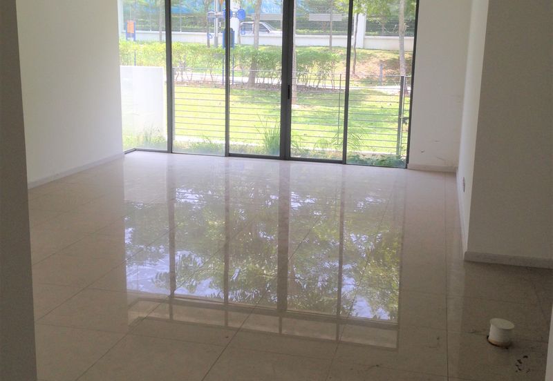 Summerglades, Perdana Lakeview West