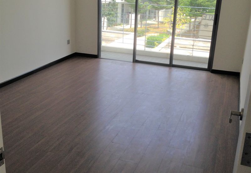 Summerglades, Perdana Lakeview West