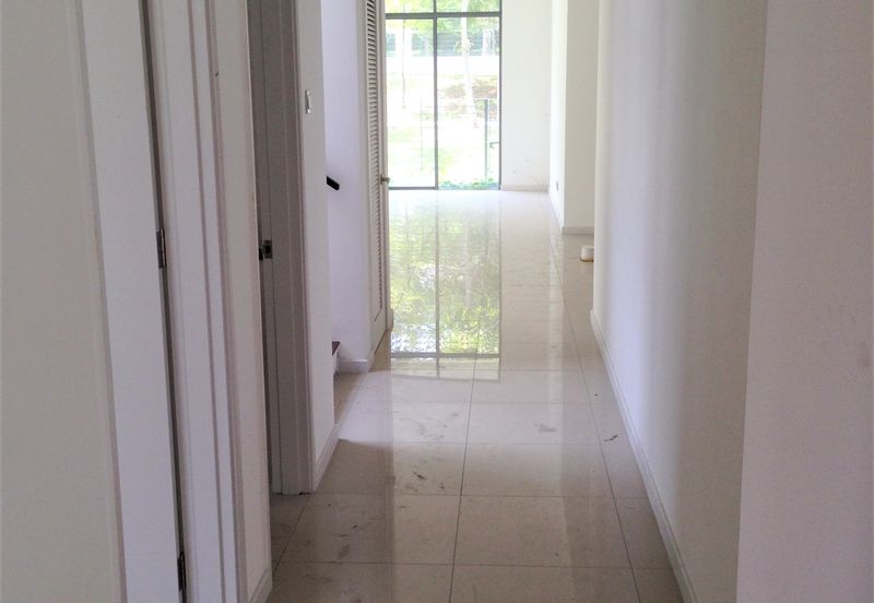 Summerglades, Perdana Lakeview West