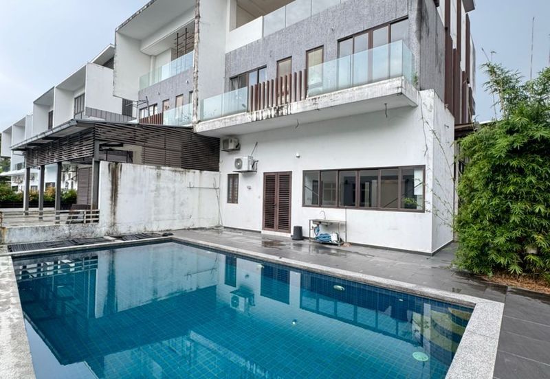 The Maisons, Perdana Lakeview East