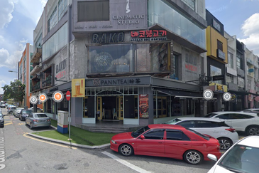 Freehold Premium 3storey Shoplot @ Jalan Radin Bagus, Sri Petaling Commercial Area for Sale!!