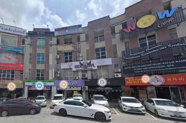Freehold Premium 3storey Shoplot @ Jalan Radin Bagus, Sri Petaling Commercial Area for Sale!!