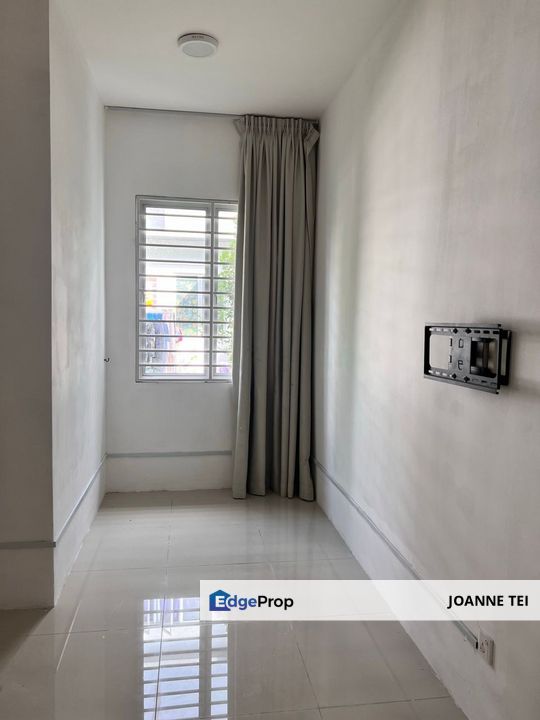 House below market price, partial furnish with kitchen and aircond, Selangor, Cyberjaya