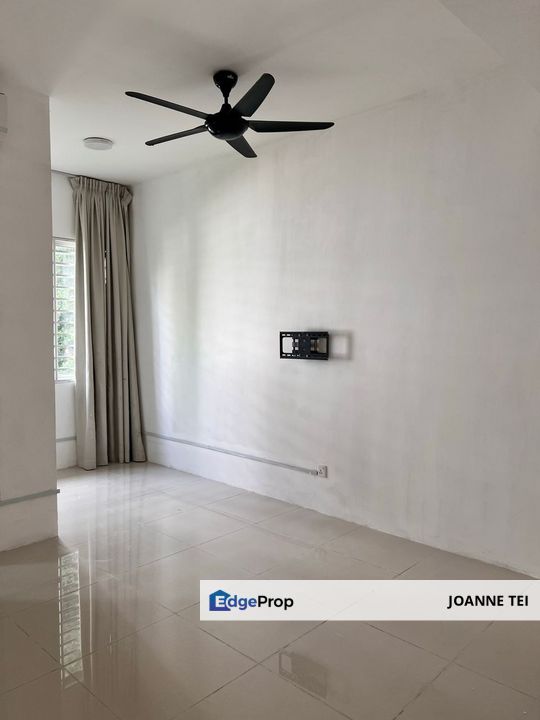 House below market price, partial furnish with kitchen and aircond, Selangor, Cyberjaya