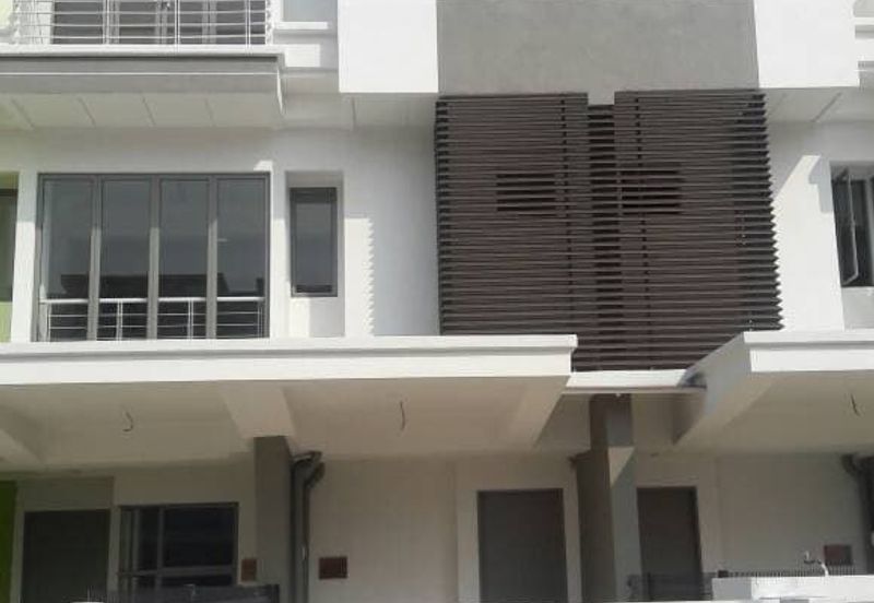 Townhouse Desa Tropika Seksyen U15 Shah Alam