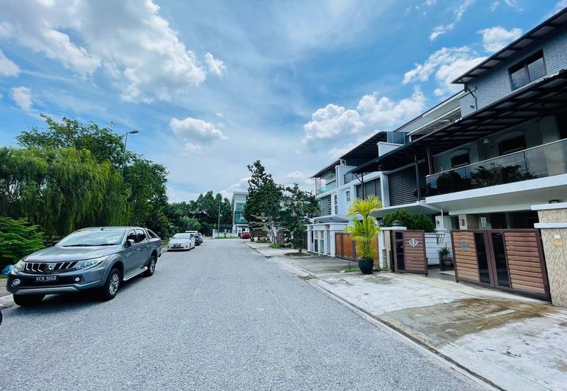 Lake View 2.5 Storey Super Link Terrace CYPRUS USJ Heights Subang Jaya for sale 