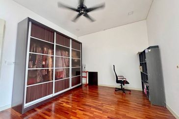 RENOVATED & EXTENDED 3 STOREY SEMI D VILLA CLUSTER 1080 RESIDENCE PUNCAK SAUJANA