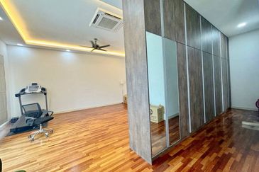 RENOVATED & EXTENDED 3 STOREY SEMI D VILLA CLUSTER 1080 RESIDENCE PUNCAK SAUJANA