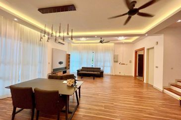 RENOVATED & EXTENDED 3 STOREY SEMI D VILLA CLUSTER 1080 RESIDENCE PUNCAK SAUJANA