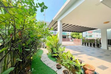 RENOVATED & EXTENDED 3 STOREY SEMI D VILLA CLUSTER 1080 RESIDENCE PUNCAK SAUJANA