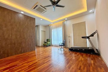 RENOVATED & EXTENDED 3 STOREY SEMI D VILLA CLUSTER 1080 RESIDENCE PUNCAK SAUJANA