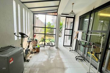 RENOVATED & EXTENDED 3 STOREY SEMI D VILLA CLUSTER 1080 RESIDENCE PUNCAK SAUJANA