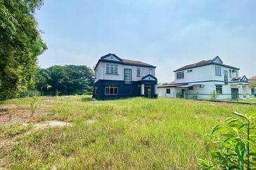 HUGE LAND END LOT DOUBLE STOREY BUNGALOW TASIK ANGSANA SUNGAI PELEK 