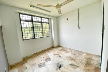 HUGE LAND END LOT DOUBLE STOREY BUNGALOW TASIK ANGSANA SUNGAI PELEK 