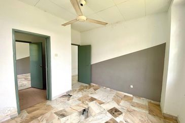 HUGE LAND END LOT DOUBLE STOREY BUNGALOW TASIK ANGSANA SUNGAI PELEK 