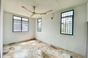 HUGE LAND END LOT DOUBLE STOREY BUNGALOW TASIK ANGSANA SUNGAI PELEK 
