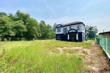 HUGE LAND END LOT DOUBLE STOREY BUNGALOW TASIK ANGSANA SUNGAI PELEK 