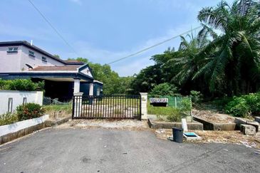 HUGE LAND END LOT DOUBLE STOREY BUNGALOW TASIK ANGSANA SUNGAI PELEK 