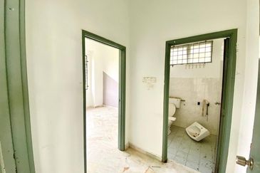 HUGE LAND END LOT DOUBLE STOREY BUNGALOW TASIK ANGSANA SUNGAI PELEK 