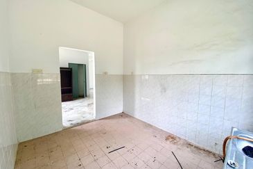 HUGE LAND END LOT DOUBLE STOREY BUNGALOW TASIK ANGSANA SUNGAI PELEK 