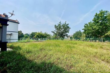 HUGE LAND END LOT DOUBLE STOREY BUNGALOW TASIK ANGSANA SUNGAI PELEK 