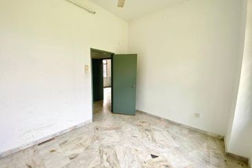 HUGE LAND END LOT DOUBLE STOREY BUNGALOW TASIK ANGSANA SUNGAI PELEK 