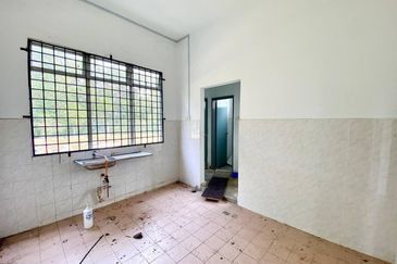 HUGE LAND END LOT DOUBLE STOREY BUNGALOW TASIK ANGSANA SUNGAI PELEK 