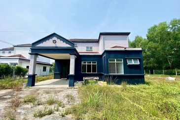 HUGE LAND END LOT DOUBLE STOREY BUNGALOW TASIK ANGSANA SUNGAI PELEK 