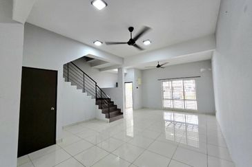 NICE HOUSE DOUBLE STOREY TERRACE HOUSE TAMAN RUBY DENGKIL 