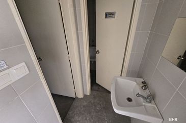 2.5 STOREY SEMI DETACH FACTORY WAREHOUSE 