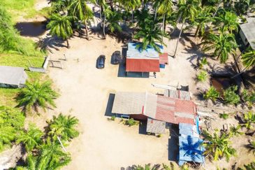 1.9 Ekar Tanah Pertanian Tepi Pantai Batu Laut 