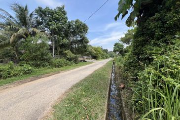Tanah Lot Banglo Paka Dekat Dengan Jalan Utama