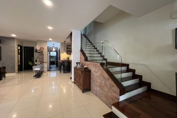 FULLY RENOVATED 2.5 Storey Semi D Lakehills Villa