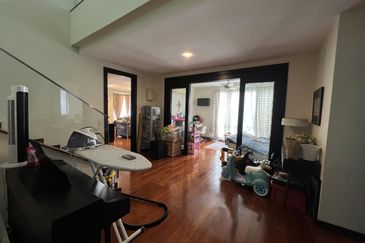 FULLY RENOVATED 2.5 Storey Semi D Lakehills Villa