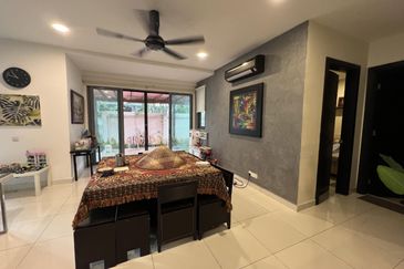 FULLY RENOVATED 2.5 Storey Semi D Lakehills Villa
