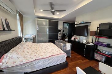 FULLY RENOVATED 2.5 Storey Semi D Lakehills Villa