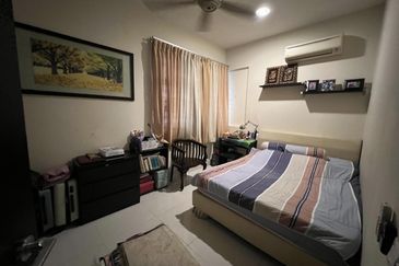 FULLY RENOVATED 2.5 Storey Semi D Lakehills Villa