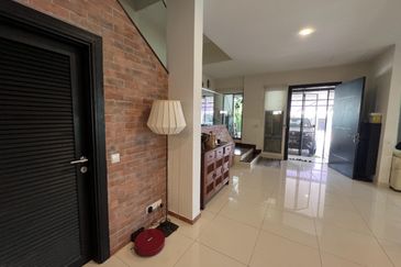 FULLY RENOVATED 2.5 Storey Semi D Lakehills Villa