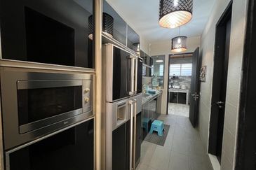 FULLY RENOVATED 2.5 Storey Semi D Lakehills Villa