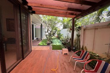 FULLY RENOVATED 2.5 Storey Semi D Lakehills Villa