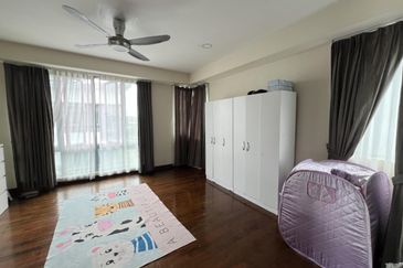 FULLY RENOVATED 2.5 Storey Semi D Lakehills Villa