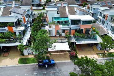 FULLY RENOVATED 2.5 Storey Semi D Lakehills Villa