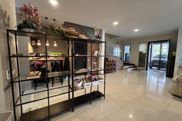 FULLY RENOVATED 2.5 Storey Semi D Lakehills Villa