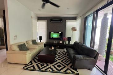 FULLY RENOVATED 2.5 Storey Semi D Lakehills Villa