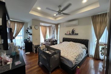 FULLY RENOVATED 2.5 Storey Semi D Lakehills Villa