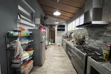 FULLY RENOVATED 2.5 Storey Semi D Lakehills Villa