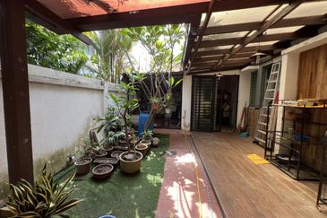 FULLY RENOVATED 2.5 Storey Semi D Lakehills Villa