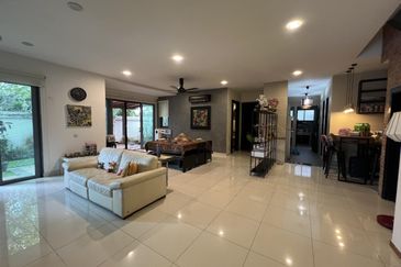 FULLY RENOVATED 2.5 Storey Semi D Lakehills Villa