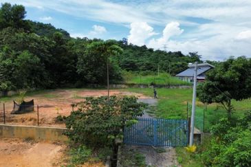 Tanah Status Bangunan ada Rumah Kecil Jenderam