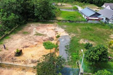 Tanah Status Bangunan ada Rumah Kecil Jenderam